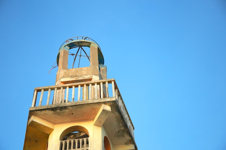 Foto torre de farol no céu azul