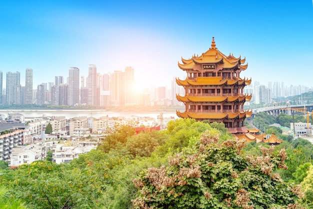 Foto torre de guindaste amarelo de wuhan