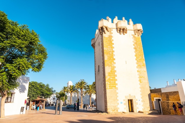 Torre de Guzman und Iglesia de Santa Catalina im Sommer in Conil de la Frontera Cadiz Andalusien