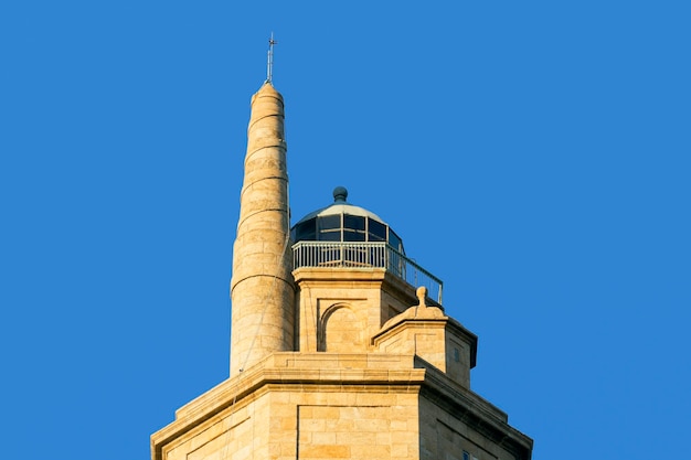 Foto torre de hércules contra o céu azul claro