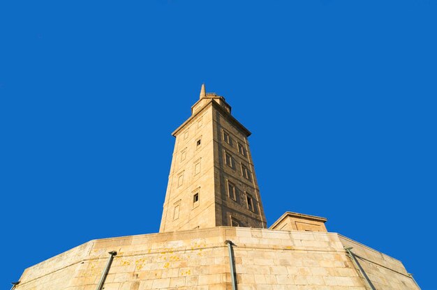 Foto torre de hércules contra o céu azul claro
