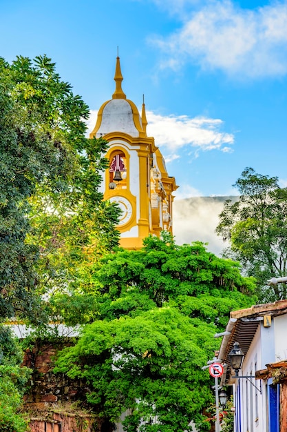 Foto torre de igreja barroca e edifícios na cidade de tiradentes, no estado de minas gerais