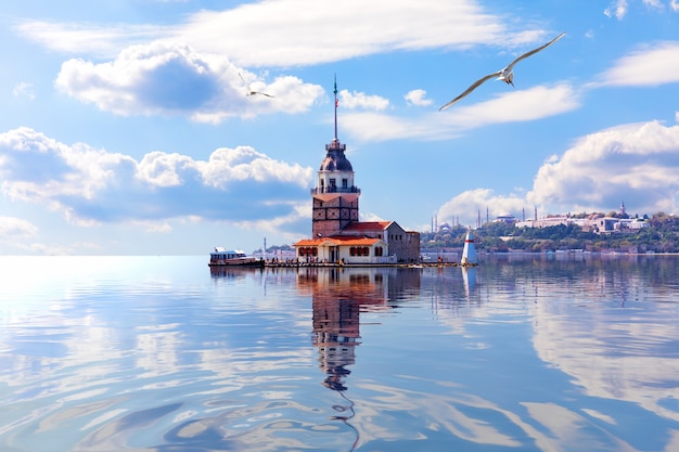 Torre de Leander no mar de Mármara, o Bósforo. Istambul.