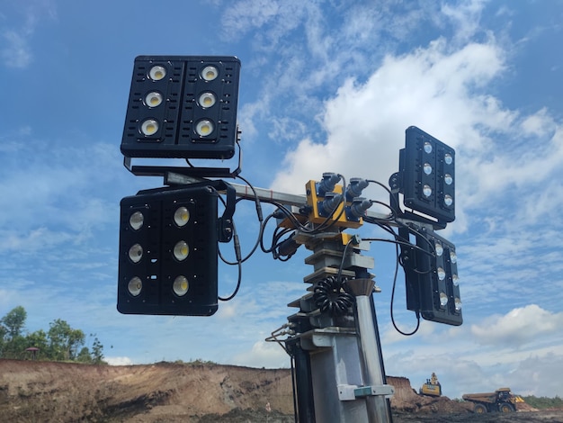 Torre de luz led portátil ou torre móvel. Stand de iluminação de canteiro de obras com quatro focos.