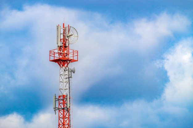 Torre de mastro de rádio com antenas para telecomunicações e transmissão e céu nublado Closeup