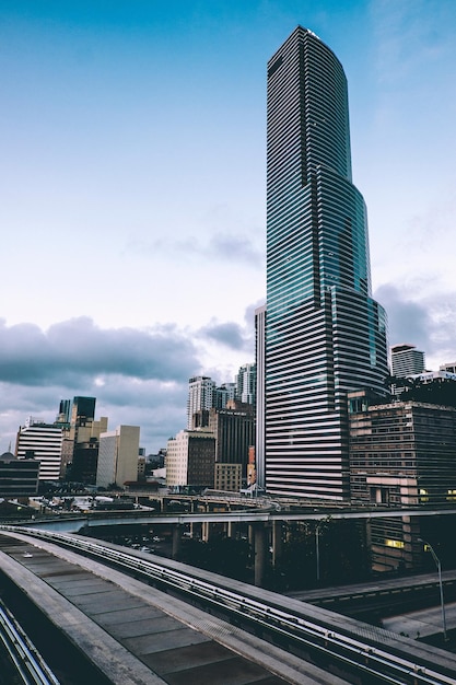 Torre de Miami por edifícios ao anoitecer