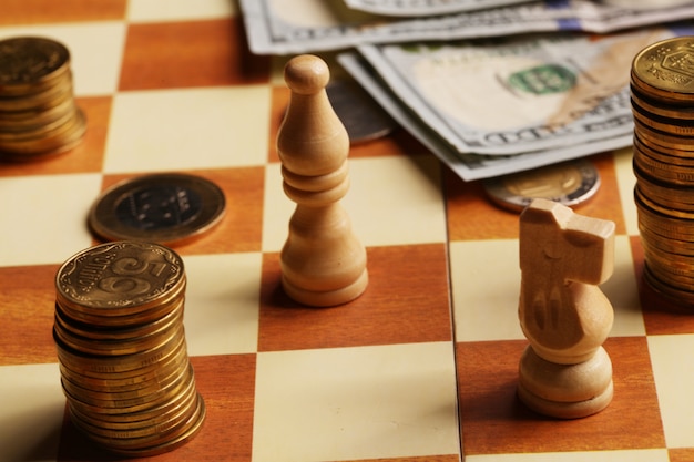 Torre de moedas e dólares no tabuleiro de xadrez