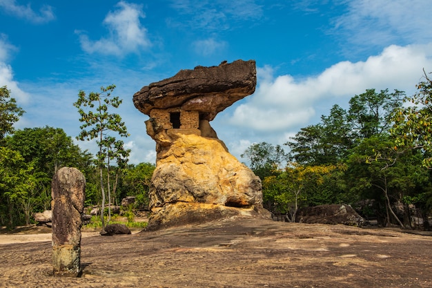 Torre de nang eua, coluna de pedra da areia no parque histórico do bastão de phu phra, província de udonthani, tailândia.