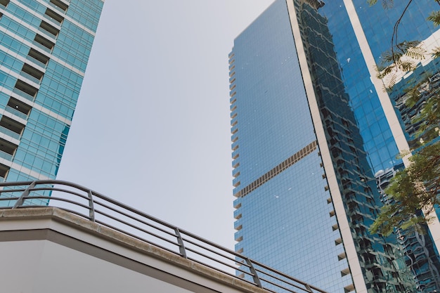 Torre de negócios de arranha-céus de vidro de alta tecnologia moderna diurna e edifício residencial com céu azul