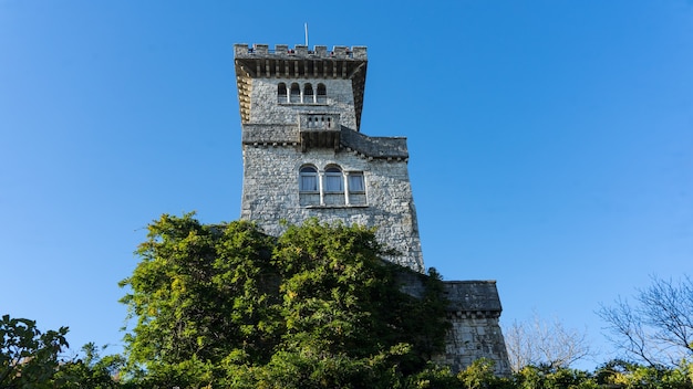 Foto torre de observação no topo da montanha akhun. sochi, rússia.