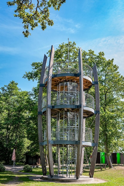 Torre de observação ou torre de observação no parque a torre de observação de valgeranna tem 9 metros de altura