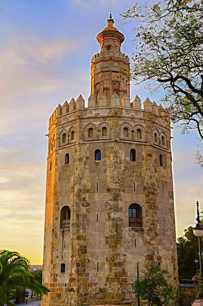 Foto torre de ouro na cidade de sevilha andaluzia espanha