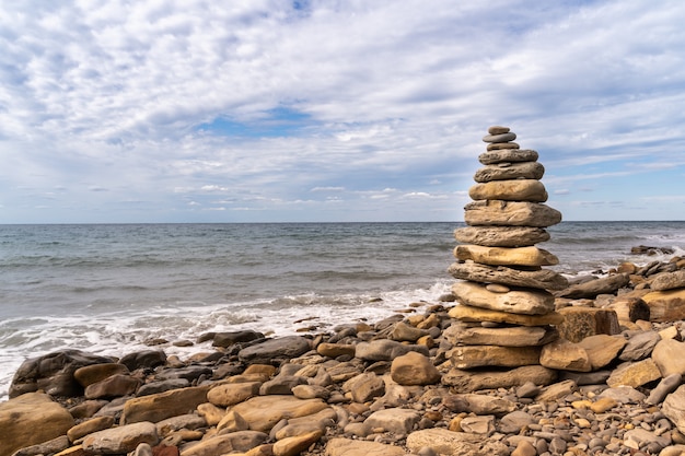 Foto torre de pedras na praia