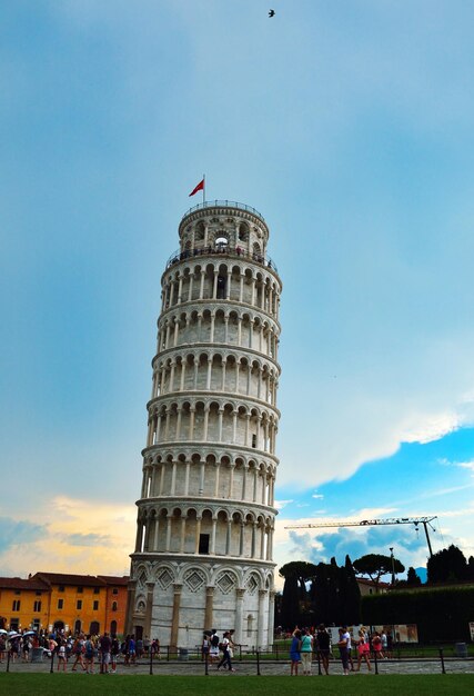 Foto torre de pisa inclinada contra o céu azul