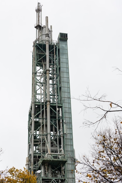 Torre de processamento de petróleo e gás em um fundo de céu cinza