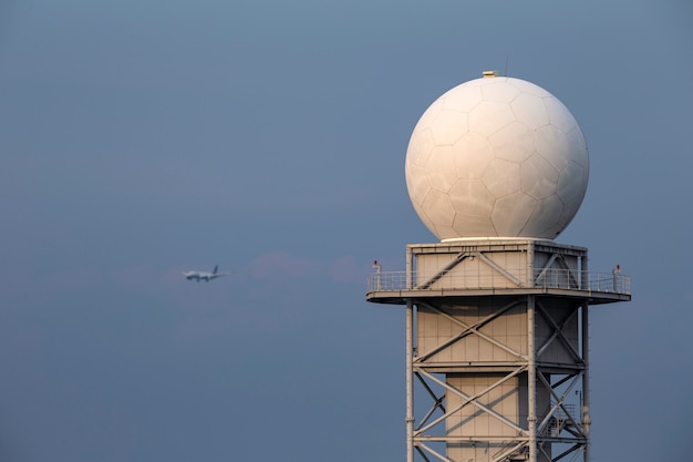 Foto torre de radar meteorológico com céu azul