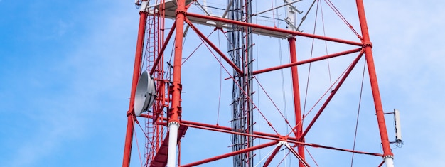 Torre de rádio 4G TV com antena parabólica e antena parabólica.