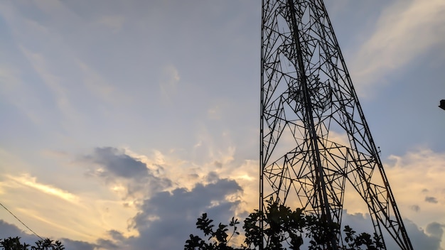 torre de rádio com um belo céu à noite