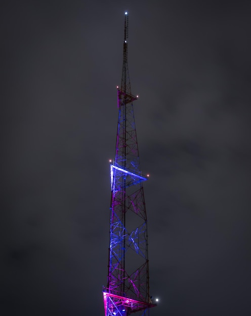 Torre de rádio na cidade de São Paulo à noite iluminada Foto de alta qualidade