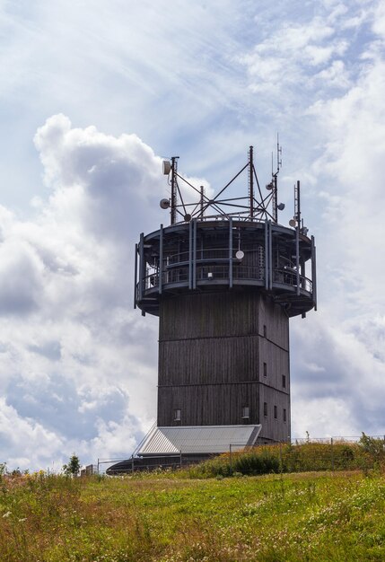 Foto torre de rádio no schneekopf esta é uma montanha na turíngia