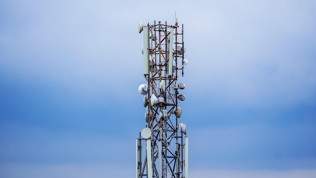 Torre de relâmpagos e rede no céu