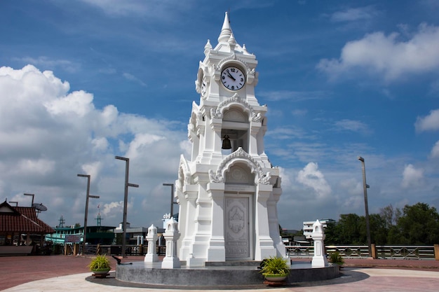 Torre de relógio branca de construção clássica na margem do rio Tapi ou Tapee no mercado de antiguidades bazar para viajantes tailandeses visita de viagem no centro histórico de Suratthani em 12 de outubro de 2023 em Surat Thani Tailândia