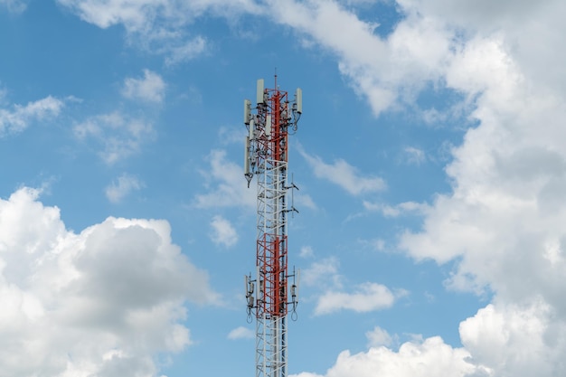 Torre de repetidor de antena no céu azul.