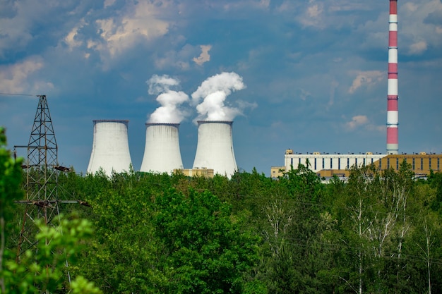 Torre de resfriamento da usina nuclear da polônia.