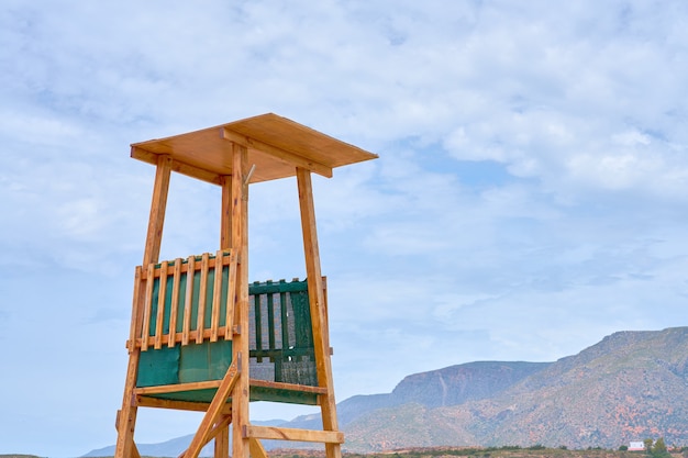 Foto torre de resgate de madeira na praia da ilha de creta.