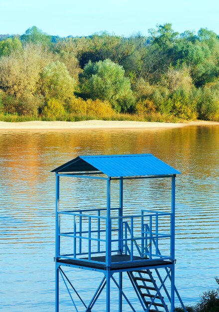 Torre de resgate em fundo de paisagem de praia fluvial