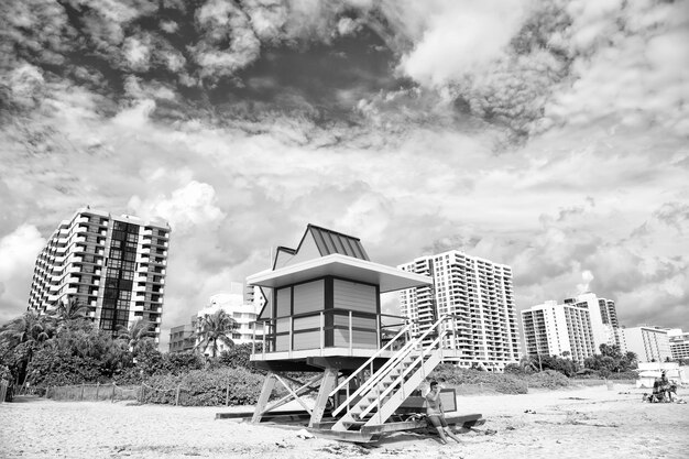 Torre de salva-vidas colorida na praia