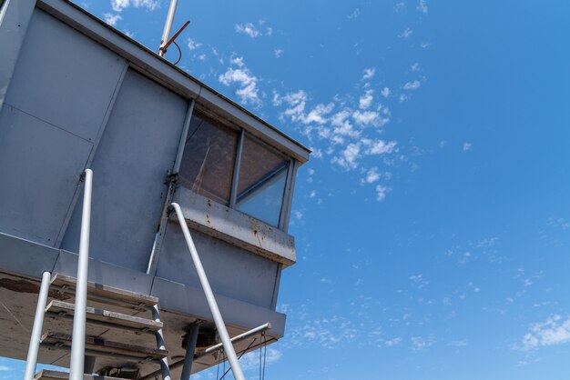 Torre de salva-vidas de estação de vigilância em uma praia no céu azul em lacanau frança