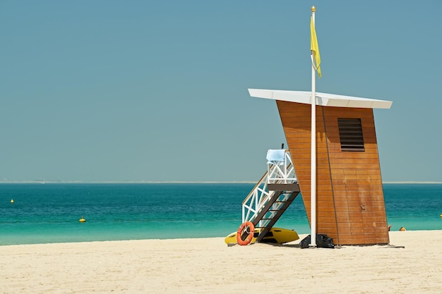 Torre de salva-vidas em uma praia