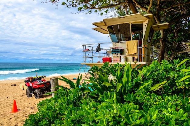 Torre de salva-vidas na praia de Oahu, Havaí, EUA