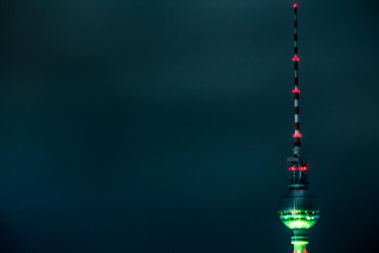 Foto torre de samambaia iluminada contra o céu à noite