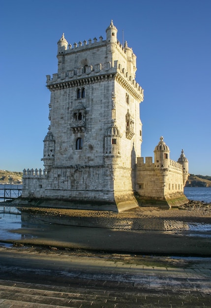 Torre de São Vicente (Torre de Belém), com o rio Tejo ao fundo na luz do sol da tarde. Lisboa, Portugal