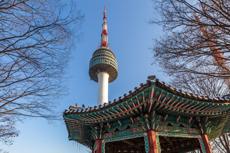 Foto torre de seul com o pavilhão da coreia no inverno na montanha namsan, seul, coreia do sul