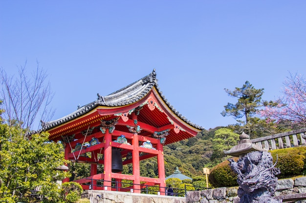 Torre de sino bonita dentro do templo de Kiyomizu-dera.