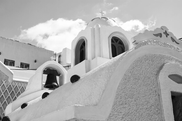 Torre de sino da igreja grega Santorini Grécia