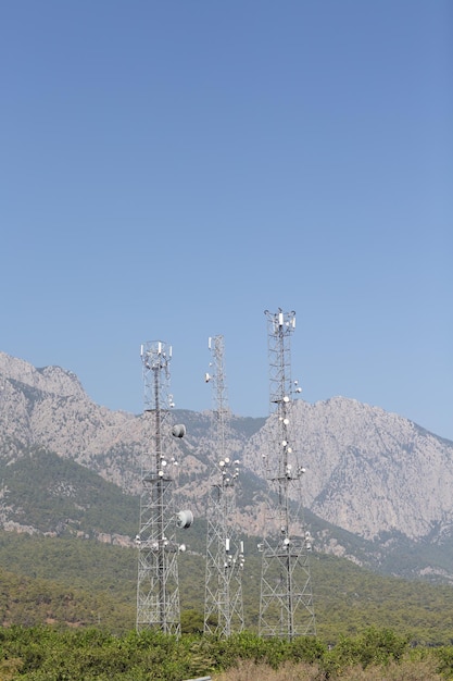 Torre de tansmitter de antena de telecomunicações no fundo das montanhas