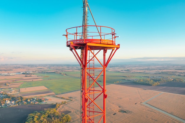 Torre de telecomunicações. Antena de TV e transmissor de celular