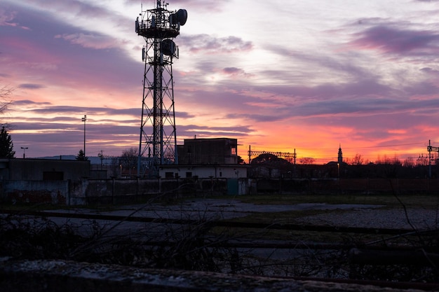 Torre de telecomunicações Antena e antena parabólica no fundo do céu pôr do sol Gorizia