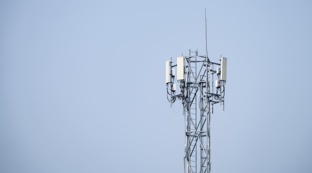 Torre de telecomunicações Antena no céu cinza Rádio e poste de satélite Tecnologia de comunicação