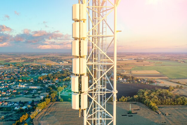 Torre de telecomunicações com antenas, 4g, 5g. Celular. No contexto do céu azul.