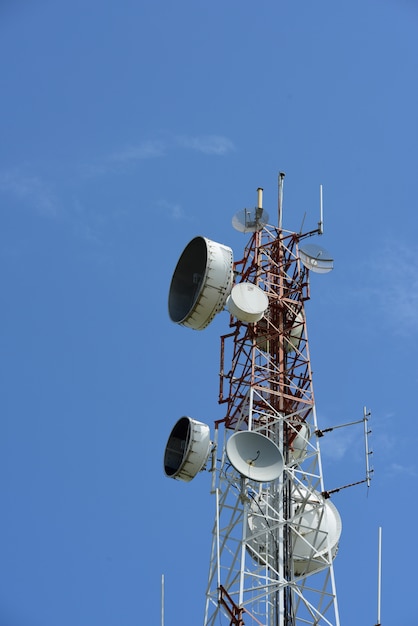 Torre de telecomunicações com antenas. alto polo para transmissão de sinal. existem sistemas de telefone sem fio e sistemas de microondas.