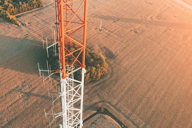 Torre de telecomunicações com antenas no fundo do céu azul