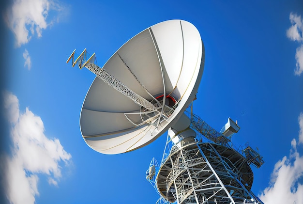 Torre de telecomunicações com antenas parabólicas realistas