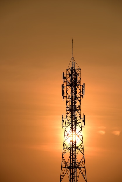 Torre de telecomunicações com antenas.