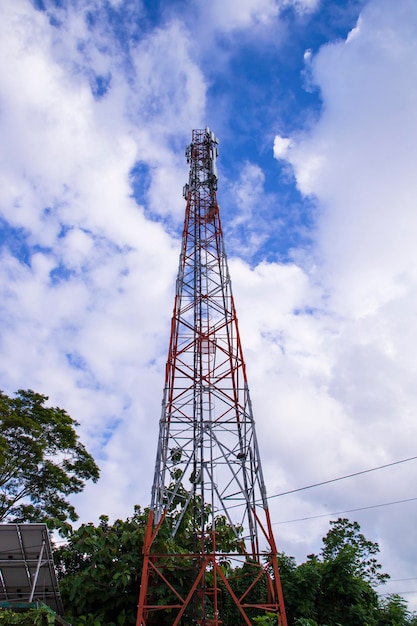 Torre de telecomunicações com céu azul e nuvens brancas em fundo em Bangladesh