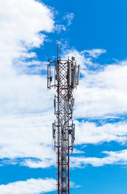 Torre de telecomunicações com céu azul